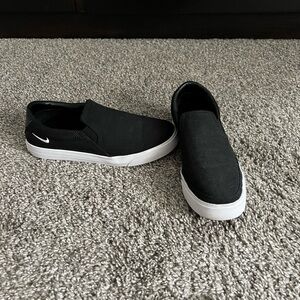 Women’s 7.5 Black Nike Canvas Accent Sneakers/Slip On